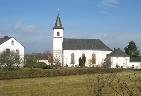 Blick aus einem Klassenzimmer auf die Kirche von Üxheim